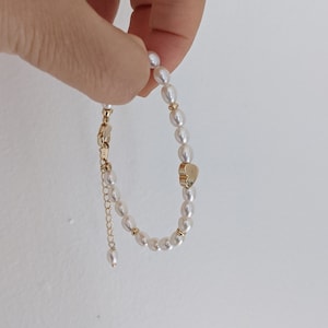 White seed freshwater pearl and 14k gold heart bracelet/Freshwater pearl bracelet with a golden heart/Gift for her/Mother's day gift