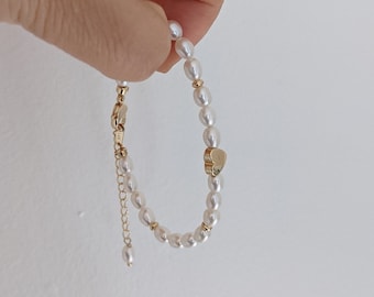 White seed freshwater pearl and 14k gold heart bracelet/Freshwater pearl bracelet with a golden heart/Gift for her/Mother's day gift