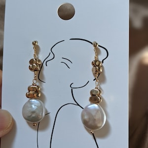Freshwater Baroque flat coin pearl earrings/Baroque pearl dangle earrings/Modern pearl jewelry/Freshwater pearl and gold bead earrings