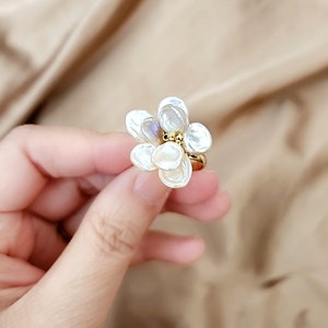 Baroque petal pearl flower ring/Baroque pearl ring/flower ring/Spring flower ring/Adjustable ring/Freshwater pearl ring afbeelding 4