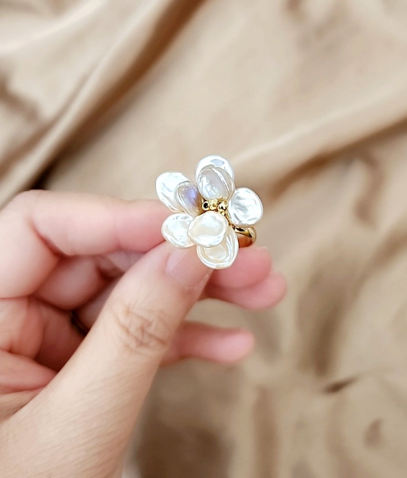 Baroque petal pearl flower ring/Baroque pearl ring/flower ring/Spring flower ring/Adjustable ring/Freshwater pearl ring afbeelding 4