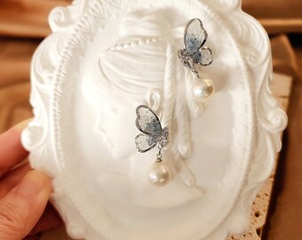 Boucles D'oreilles Pendantes Papillon - Cristaux Et émail Crème - Neuf Sans Emballage