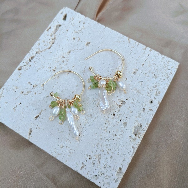 Green hoop earrings, Green gemstone and freshwater biwa pearl hoop earrings, Peridot chips, Peridot jewelry with Baroque pearls