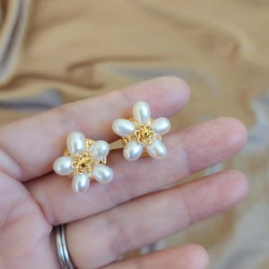 Blooming pearl daisy earrings, Freshwater pearl flower studs, blossom pearl earrings, floral pearl earrings, Wedding earrings, floral theme