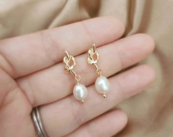 14k gold knot pearl earrings/Single pearl earrings/Freshwater pearl earrings/Pearl dangle/Baroque pearl earrings/Everyday pearl earrings