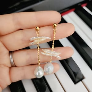 Asymmetrical pearl earrings/Freshwater pearl dangle earrings/Mismatched pearl drop earrings/White pearl drop earrings/Biwa pearls/Minimalist
