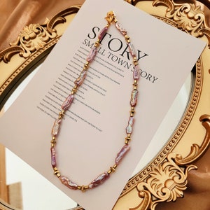 Collier de perles : perles baroques violettes vintage - perles dorées