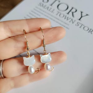 Pendientes Kawaii de gato, colgantes de perlas de agua dulce (blancas o negras)