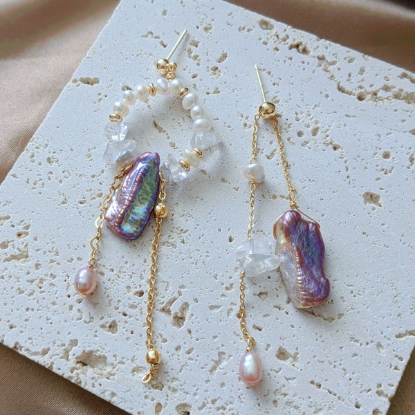 Boucles d'oreilles asymétriques en perles biwa violettes d'eau douce, boucles d'oreilles pendantes en perles baroques dépareillées, créoles en perles biwa avec cristal blanc