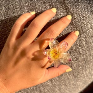 Echte Orchidee Ring • Verstellbarer Goldring mit Dendrobium Orchidee in Harz • Botanischer Statement Schmuck • Handgemachtes florales Ring Geschenk