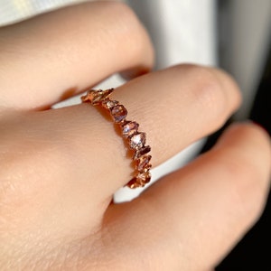Full Eternity Ring Ehering | rosa Engel Aura Quarz Edelstein handgemachter alternativer Verlobungsring | rohes personalisiertes minimalistisches Geschenk