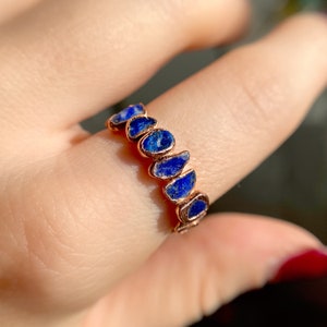 Voll Eternity Ring Ehering | Blau Lapislazuli Multi Edelstein handgefertigte Alternative Verlobungsring | rohes personalisiertes minimalistisches Geschenk