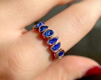 Anillo de eternidad de cobre y lapislázuli hecho a mano: alianza de boda con piedras preciosas en bruto