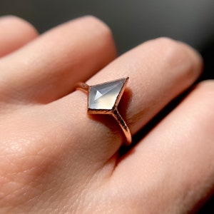 Anillo hecho a mano de piedra de luna blanca / joyas hechas a mano de piedras naturales para mujeres / piedra de nacimiento de junio / regalo personalizado minimalista para ella /