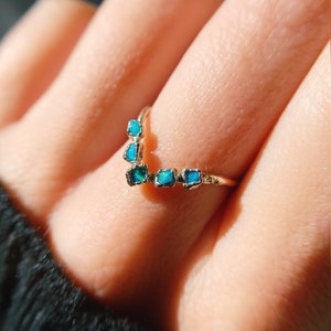Anillo hecho a mano para ella / Ópalos azul cielo anillo de chevron electricformado plateado / Listo para enviar