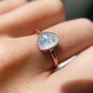 Anillo hecho a mano de piedra lunar arcoíris / joyería de piedra lunar para mujer / anillo de piedra de nacimiento de junio / regalo personalizado de piedra de nacimiento