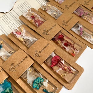 Personalisierbares Resin Lesezeichen mit verbrannten und ausgestanzten Buchseiten und Rosen | Resinbookmarks