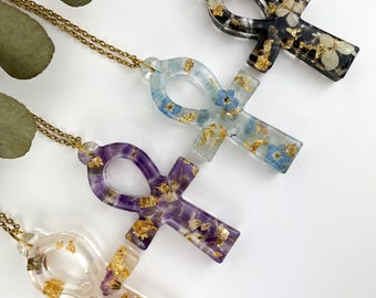 Kette mit Ankh Anhänger aus Edelsteinen & echten Blüten | Symbolschmuck aus Harz | Spirituelle Kette | Geschenk mit Bedeutung