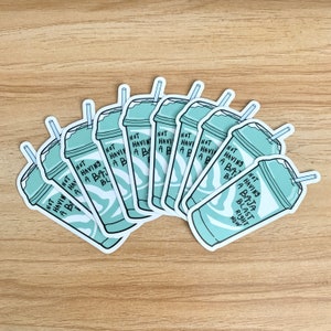 Pode incluir: Nove adesivos azul turquesa com um contorno branco de uma x&iacute;cara com um canudo e o texto "NOT HAVING A BAJA BLAST RIGHT NOW".