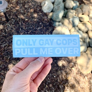 Calcomanía de vinilo "Solo policías gays me detienen": divertida pegatina para parachoques imagen 5