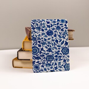Kindle Paperwhite Skin: Blue Toile Chinoiserie Floral Decal, Coquette Bookish Gift Wrap immagine 3