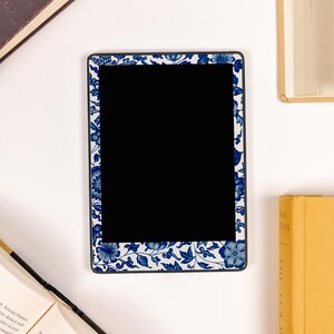 Pu&ograve; includere: Un set di tre tazze in ceramica con finitura opaca e macchiettata. Le tazze sono nei toni del crema, grigio chiaro e grigio scuro. Ogni tazza ha un design semplice e minimalista e un manico arrotondato.