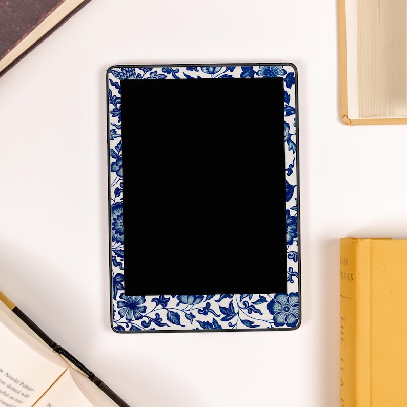 Pu&ograve; includere: Un set di tre tazze in ceramica con finitura opaca e macchiettata. Le tazze sono nei toni del crema, grigio chiaro e grigio scuro. Ogni tazza ha un design semplice e minimalista e un manico arrotondato.