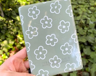 Clear Kindle Skin with White Daisies: Transparent Floral Vinyl Wrap for Paperwhite