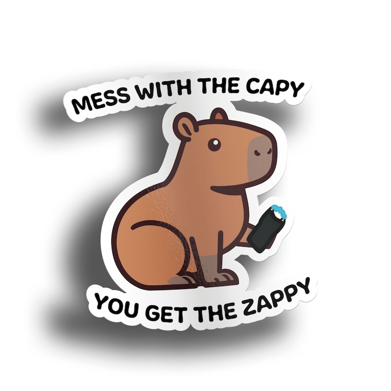 Op de afbeelding: Een sticker met een cartoon capybara die een blauw en zwart object vasthoudt. De tekst "MESS WITH THE CAPY YOU GET THE ZAPPY" staat rond de afbeelding.