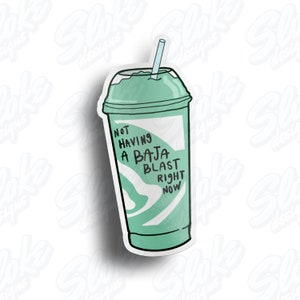 Pode incluir: Um adesivo de um copo de slushie verde Baja Blast com um canudo. O copo tem texto branco que diz "Not having a Baja Blast right now".