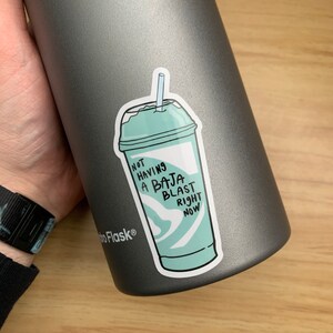 Pode incluir: Um adesivo de um copo de slushie Baja Blast verde e branco com o texto "Not having a Baja Blast right now".