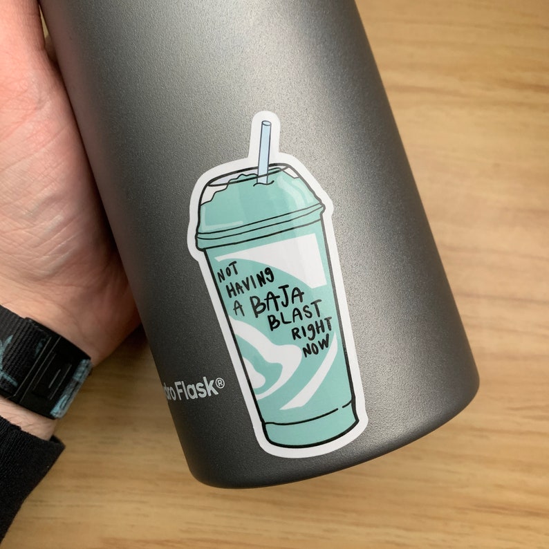 Pode incluir: Um adesivo de um copo de slushie Baja Blast verde e branco com o texto "Not having a Baja Blast right now".