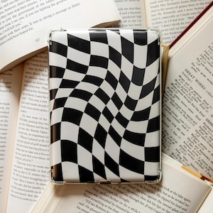 Kindle Insert Wavy Black and White Checkered