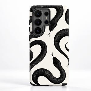 Könnte beinhalten: Eine rechteckige Smartphone-Hülle mit einem sich wiederholenden Muster aus schwarzen Schlangen mit detaillierten Schuppen auf cremefarbenem Hintergrund. Das Design zeigt mehrere Schlangenkörper, die sich über die Oberfläche winden, mit sichtbaren Köpfen und gespaltenen Zungen.
