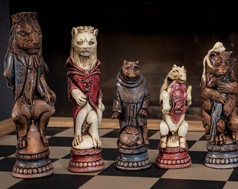 Juego de ajedrez hecho a medida, diseño de Reynard el Zorro, en marfil envejecido con detalles en rojo y roble oscuro con detalles en azul. TABLERO NO INCLUIDO.