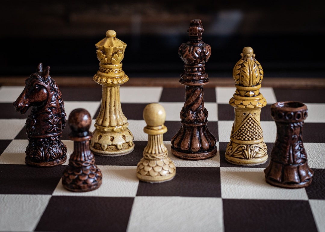An old chess set a friend found for me at a yard sale. Any ideas on the age  or piece style?[4160 x 3120] : r/chessporn