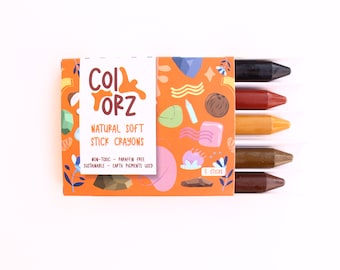 Puede incluir: Una caja de 5 crayones de barra suaves naturales en tonos de marrón, naranja y amarillo. La caja tiene un diseño colorido con el texto "Col Torz Natural Soft Stick Crayons" y "Non-Toxic - Paraffin Free - Sustainable - Earth Pigments Used".