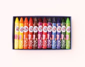 Puede incluir: Un conjunto de 14 lápices de colores en una caja azul. Los lápices están etiquetados como "Coll Torz" y tienen una variedad de colores, que incluyen rojo, naranja, amarillo, verde, azul, morado y marrón.