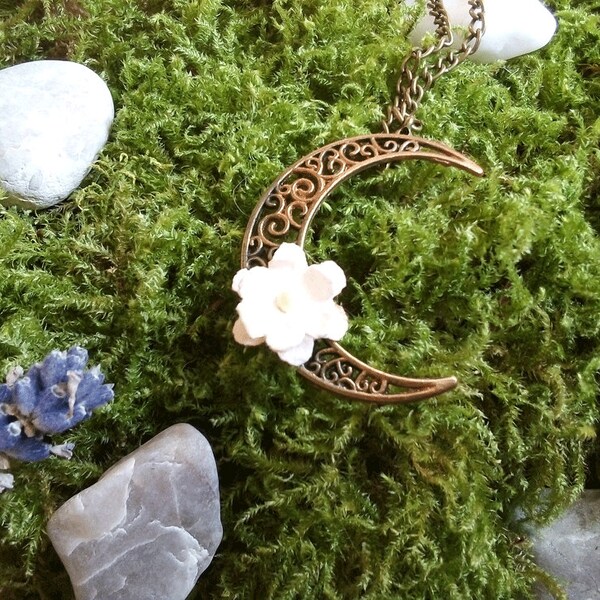 collier lune bronze fleur rose pale