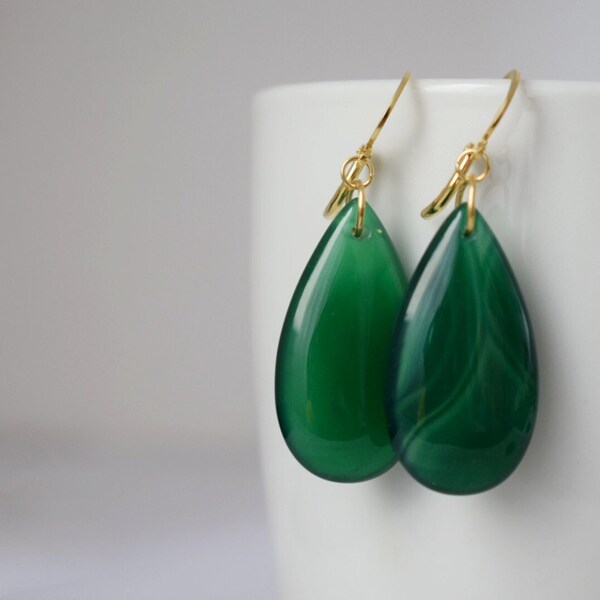 Boucles d’oreilles en agate verte naturelle, boucles d’oreilles en pierres précieuses en forme de larme verte longue, boucles d’oreilles huggie en acier inoxydable plaqué or 24 carats, bijoux en agate faits à la main