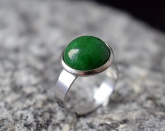 Jade Ring Grün, verstellbarer Ring mit grünem Stein, Ring grüner Edelstein Silber, Ring runder Stein, Edelstahl Schmuck, Geschenk für Frauen
