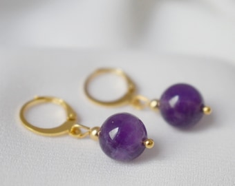 Amethyst Creolen Ohrringe, Edelstein Anhänger Huggie, Lila Gold Farbe Kugelohrringe, 24k vergoldete Edelstahl Hoop Ohrring, Amethyst Schmuck