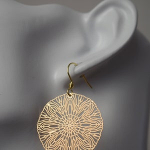 Ornament Ohrringe Gold, Mandala Ohrringe, Boho hängende Ohrringe, filigrane Ohrhänger, rund, leichte Ohrringe, Edelstahl, Mandala Schmuck Bild 8