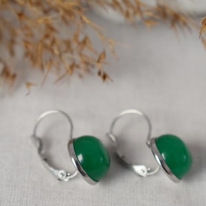 Ohrringe Jade Grün hängend, grüner Edelstein Hängeohrringe, 12mm, rund, Lever-back Ohrhänger, Edelstahl Ohrschmuck, Unisex Schmuck Geschenk Bild 3