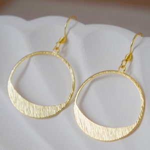 Earrings with circle pendant made of 24k gold plated brass and 18k gold plated stainless steel ear hooks