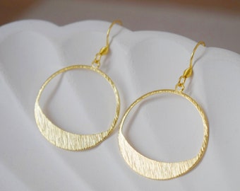Earrings with circle pendant made of 24k gold plated brass and 18k gold plated stainless steel ear hooks