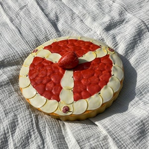 Retro EDW Ceramics Strawberry and Apple Kitsch Flan Dish image 2