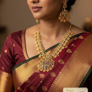 Hermoso collar Ram Parivar con piedras de circonita cúbica y rubí combinado con aretes.