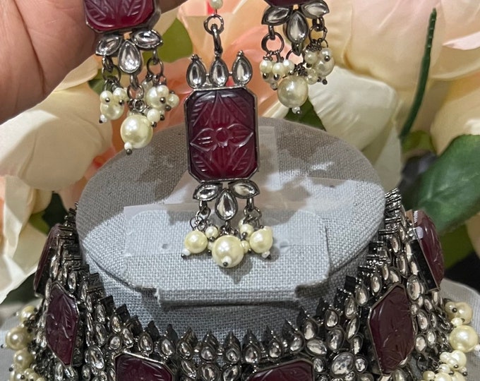 4 Piece Set - High Quality Beautiful Maroon Rec Carbstone  choker set  pearls drop earrings and Tikka