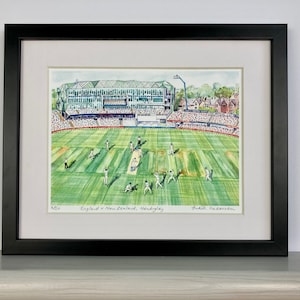 Puede incluir: Una pintura de acuarela de un partido de cricket entre Inglaterra y Nueva Zelanda en Headingley. La pintura muestra a los jugadores en acción en el campo, con las gradas y el área circundante visibles en el fondo. La pintura está firmada por la artista, Judith Richardson.